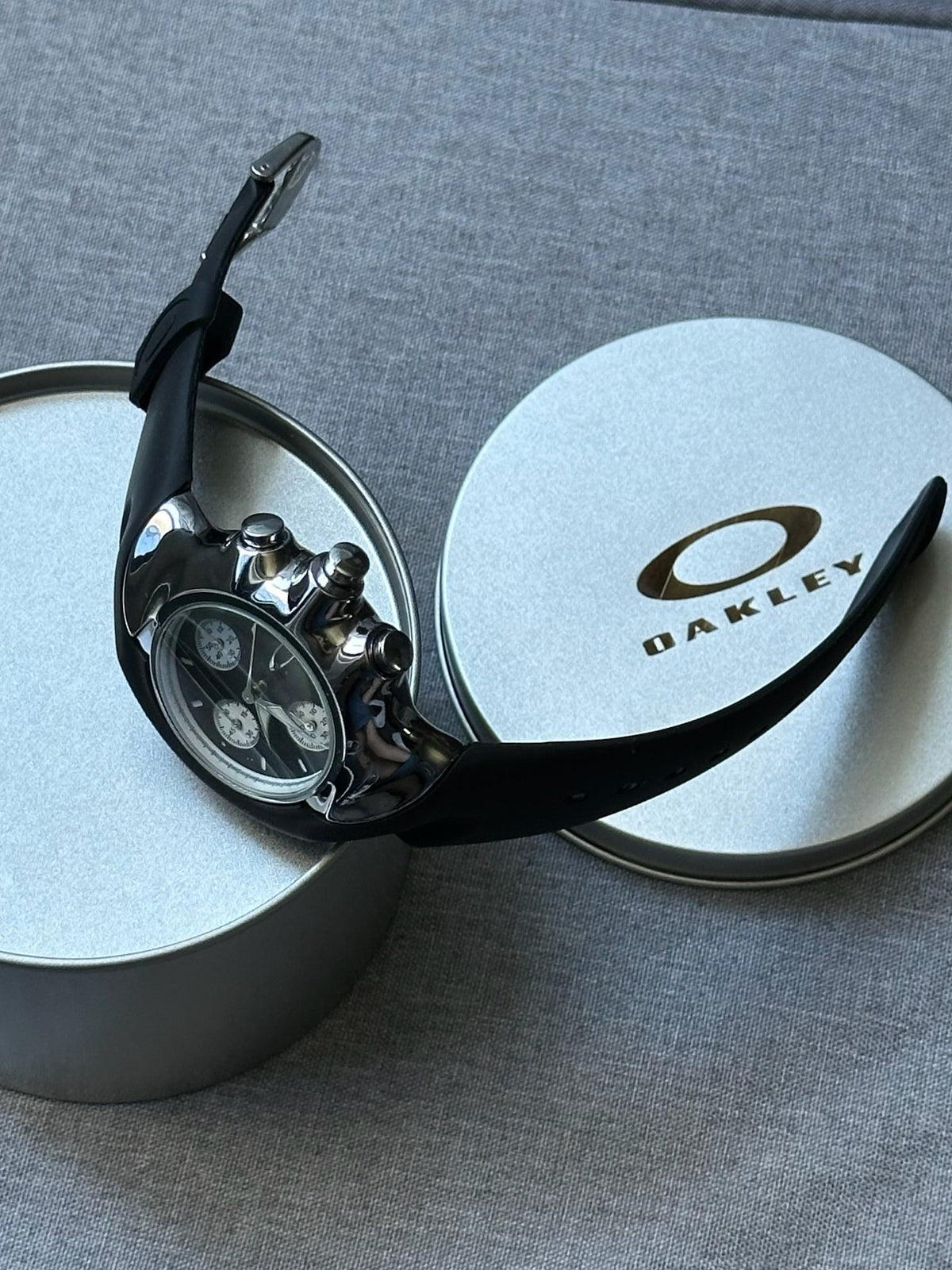Oakley Chronograph Watch – Black Dial with Rubber Strap